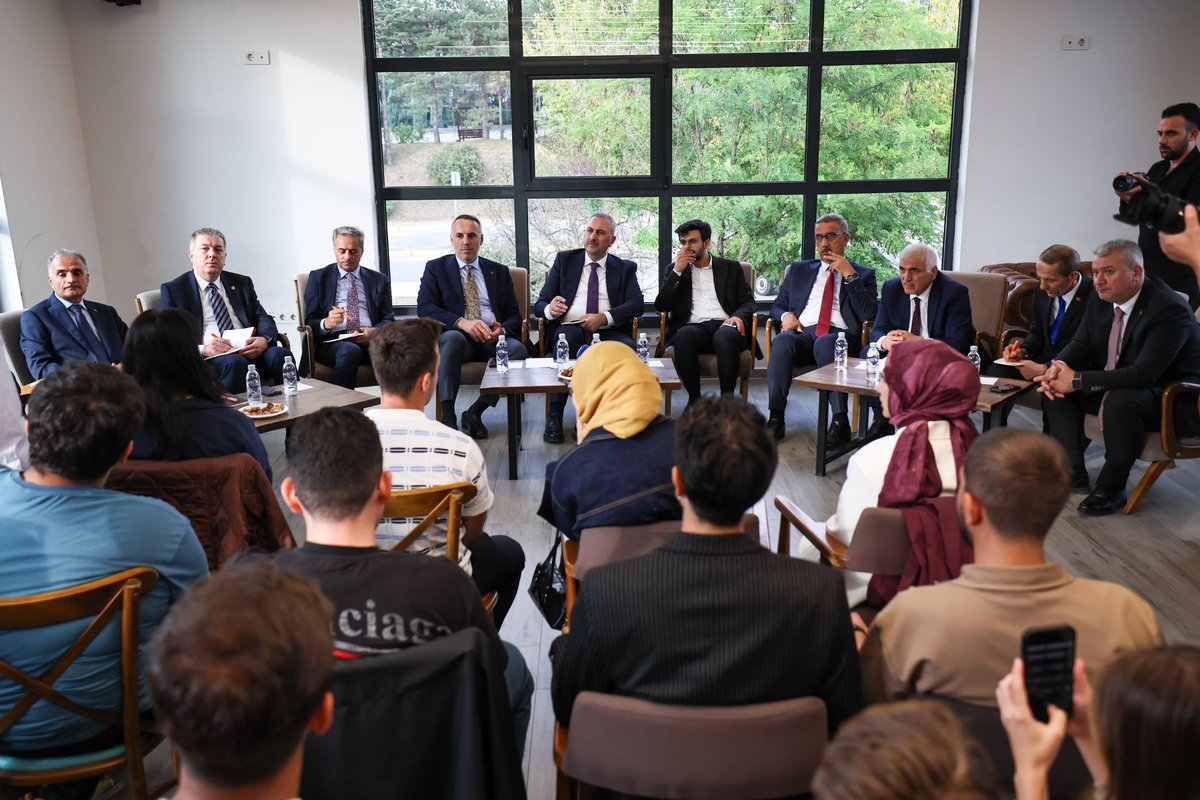 sbYusufAlemdar's tweet photo. AK Parti Grup Başkanvekilimiz ve Gaziantep Milletvekilimiz Abdulhamit Gül'ün ve değerli şehir protokolümüzün katılımıyla Sakarya Üniversitesi'nde düzenlenen Gençlerle Buluşma söyleşi programına katıldık.
Genç kardeşlerimizin talep ve önerilerini dinleyip keyifli bir söyleşi gerçekleştirdik. Gençlerin eğitim yaşamlarını güvenle sürdürmeleri için bir çok alanda çalışma yürütüyoruz. İnşallah bu çalışmaları daha da ileri taşıyacağız.
Söyleşiye katılan her bir kardeşimize teşekkür ediyor, çalışmalarında başarılar diliyorum.
#BuŞehirHepimizin