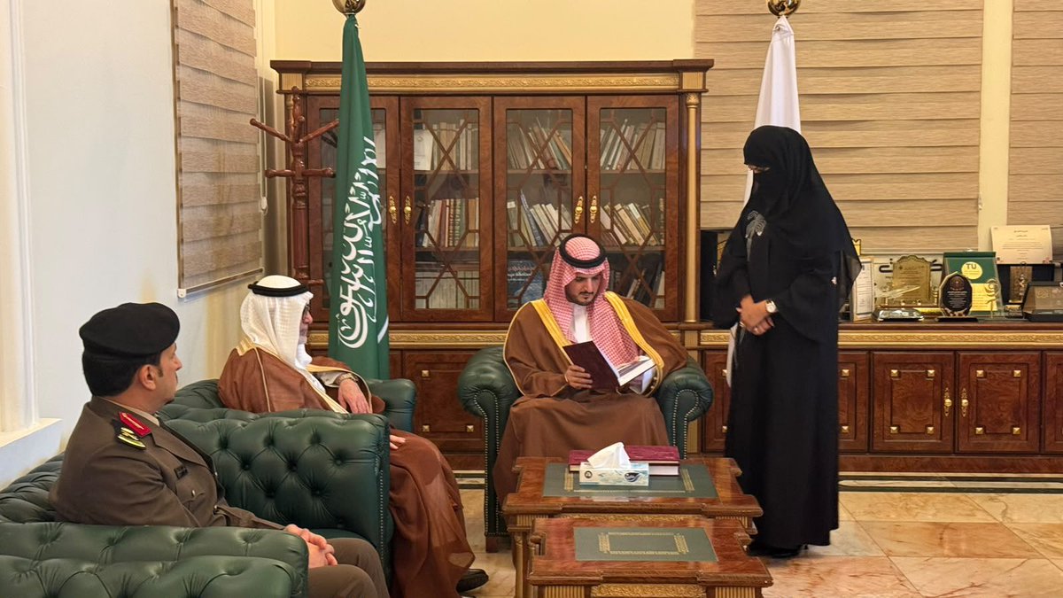 latifah600's tweet photo. فواز بن سلطان يطّلع على وثائق تاريخ الطائف وإرثها الحضاري https://t.co/P2khLXAp6X عبر @alRiyadh https://t.co/rSwO9dhBAg