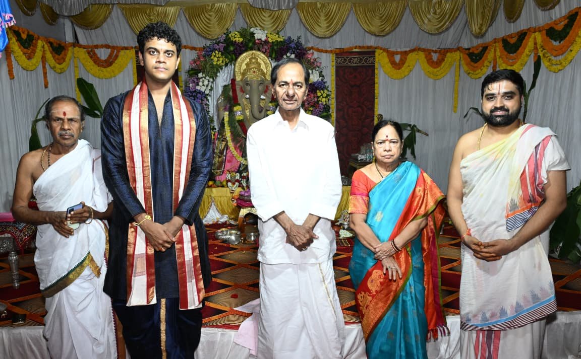 BRSparty's tweet photo. వినాయక చవితి సందర్భంగా ఎర్రవెల్లి నివాసంలో నిర్వహించిన ప్రత్యేక పూజా కార్యక్రమంలో పాల్గొన్న బీఆర్ఎస్ అధినేత కేసీఆర్ గారు, శోభమ్మ దంపతులు, మనుమడు కల్వకుంట్ల హిమాన్షు రావు. https://t.co/k9nhGQhMsK