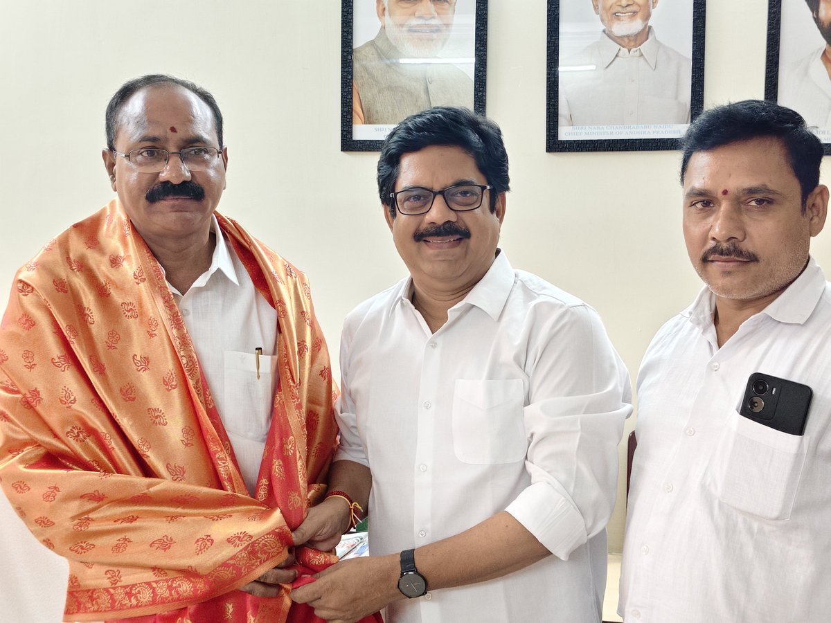 TataraoKona's tweet photo. జనసేన పార్టీ సీనియర్ నాయకులు, చోడవరం నియోజకవర్గ ఇన్‌చార్జ్ శ్రీ @PVSNChodavaram గారు ఈరోజు డీసీసీబీ కేంద్ర కార్యాలయంలో డీసీసీబీ చైర్మన్, జనసేన పార్టీ పీఏసీ సభ్యులు మరియు గాజువాక నియోజకవర్గ ఇన్‌చార్జ్ శ్రీ కోన తాతారావు గారిని మర్యాదపూర్వకంగా కలిశారు.
@PawanKalyan @JanaSenaParty https://t.co/d4A6kf2plk