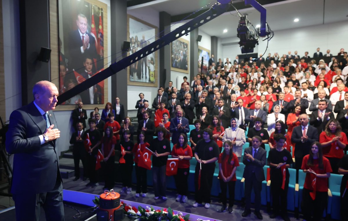 profsefikasule's tweet photo. Milletimizin geleceği evlatlarımız için 2026-2027 Eğitim Öğretim eğitim zili teşrifleriyle programı onurlandıran  Cumhurbaşkanımız Sn. @RTErdogan tarafından çalındı.

PISA'daki yükselişimiz eğitim politikalarımızdaki kararlılığın sonucu olarak tarihe geçerken; başarının mimarı olan başta öğrencilerimizi, Bakanımız Sn. @Yusuf__Tekin ve öğretmenlerimizi kutluyorum. 

Sevgili öğrenciler Hayalleriniz ufkunuzdan geniş olsun. Başarılı bir eğitim öğretim yılı dilerim🇹🇷