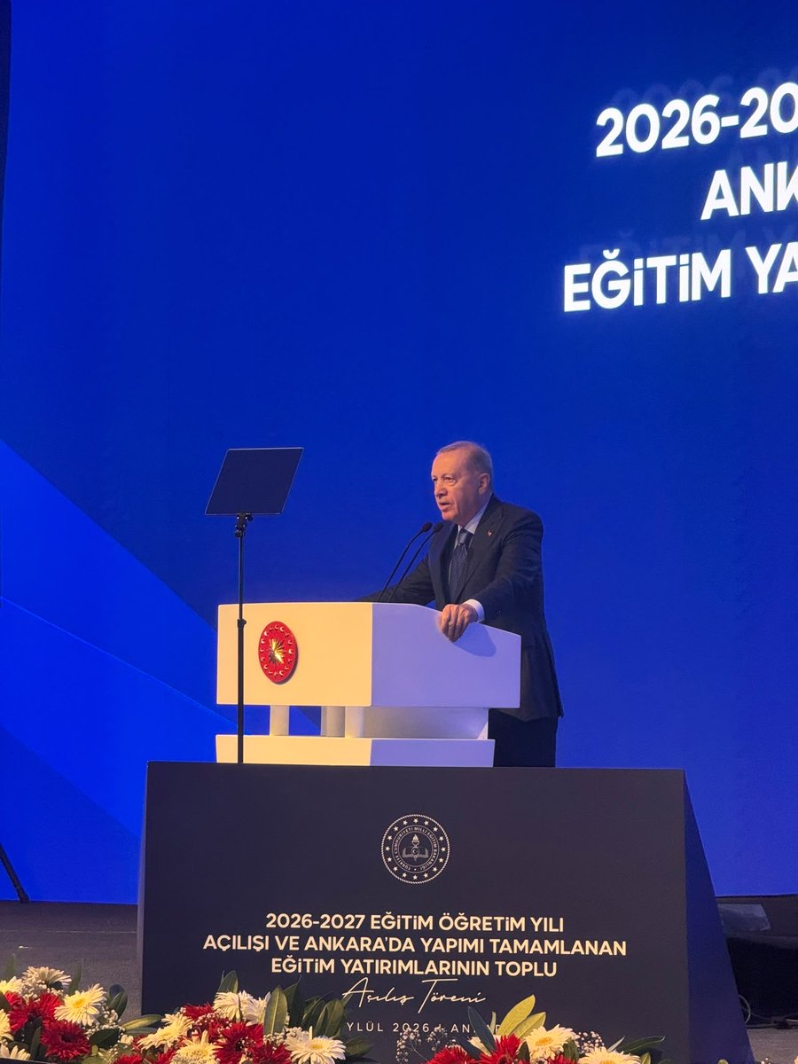 profsefikasule's tweet photo. Milletimizin geleceği evlatlarımız için 2026-2027 Eğitim Öğretim eğitim zili teşrifleriyle programı onurlandıran  Cumhurbaşkanımız Sn. @RTErdogan tarafından çalındı.

PISA'daki yükselişimiz eğitim politikalarımızdaki kararlılığın sonucu olarak tarihe geçerken; başarının mimarı olan başta öğrencilerimizi, Bakanımız Sn. @Yusuf__Tekin ve öğretmenlerimizi kutluyorum. 

Sevgili öğrenciler Hayalleriniz ufkunuzdan geniş olsun. Başarılı bir eğitim öğretim yılı dilerim🇹🇷