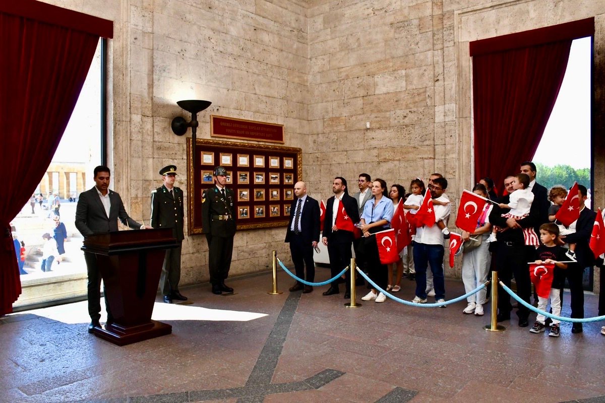 ulkuder's tweet photo. Ülkü-Der’in kuruluşunun 10. yılı vesilesiyle, Cumhuriyetimiz’in kurucusu Gazi Mustafa Kemal Atatürk’ün ebedi istirahatgahını ziyaret ederek, Anıtkabir’de resmi tören gerçekleştirdik. https://t.co/qAACMF8HJy