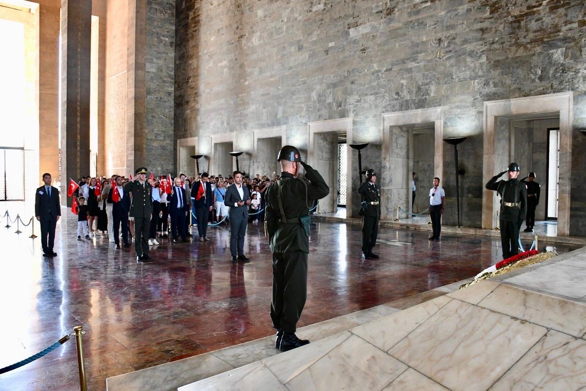 ulkuder's tweet photo. Ülkü-Der’in kuruluşunun 10. yılı vesilesiyle, Cumhuriyetimiz’in kurucusu Gazi Mustafa Kemal Atatürk’ün ebedi istirahatgahını ziyaret ederek, Anıtkabir’de resmi tören gerçekleştirdik. https://t.co/qAACMF8HJy
