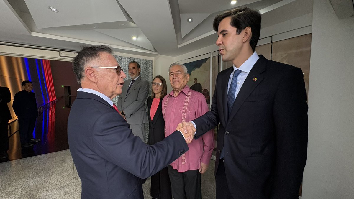 PanchoArias2012's tweet photo. Agradezco la invitación del embajador de los Estados Unidos Mexicanos @EmbamexVen , Leopoldo De Gyves @GyvesLeopoldo , a la ofrenda floral ante los restos inmortales del Libertador Simón Bolívar, en el marco de los 216 años del Grito de Independencia de México. https://t.co/sdH96ifizu
