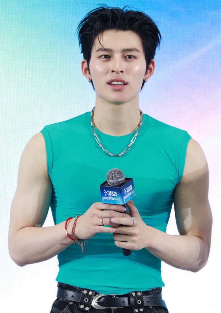snowbluebu's tweet photo. แล้วปอนด์เหมือนเพิ่มพูนมาก ยิ่งวันนี้ใส่เสื้อสีเดียวกับพี่เพิ่มยิ่งเหมือน ㅠ ㅠ เด็กคนนั้นโตมากลายเป็นเธอนี่นาาา

ด้านหลัง                                                ด้านหน้า https://t.co/psYlOCp09t