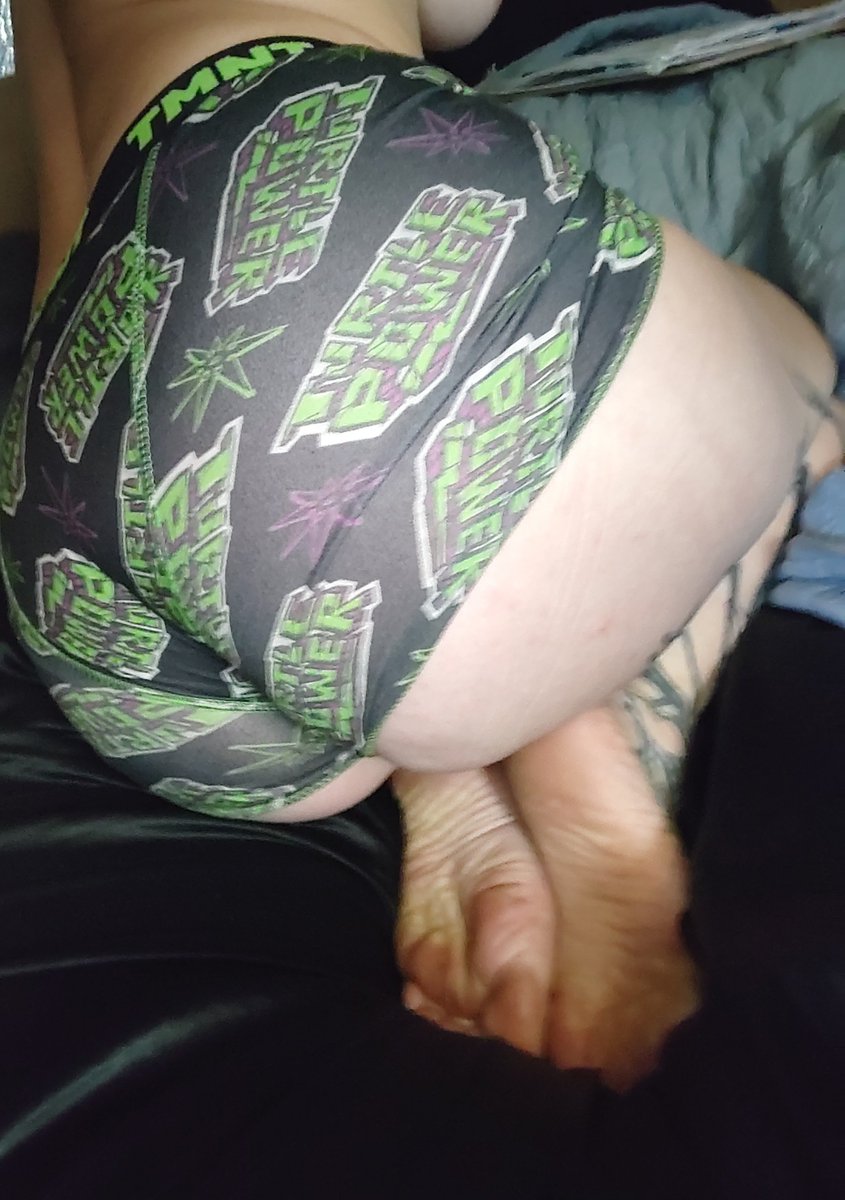 QueenFrostBiten's tweet photo. I need someone to check Me for ticks... I was feeding on the farm and My ass cheek had a tick. #farmlife #tmnt #checkmeforticks https://t.co/DVSGABAESH