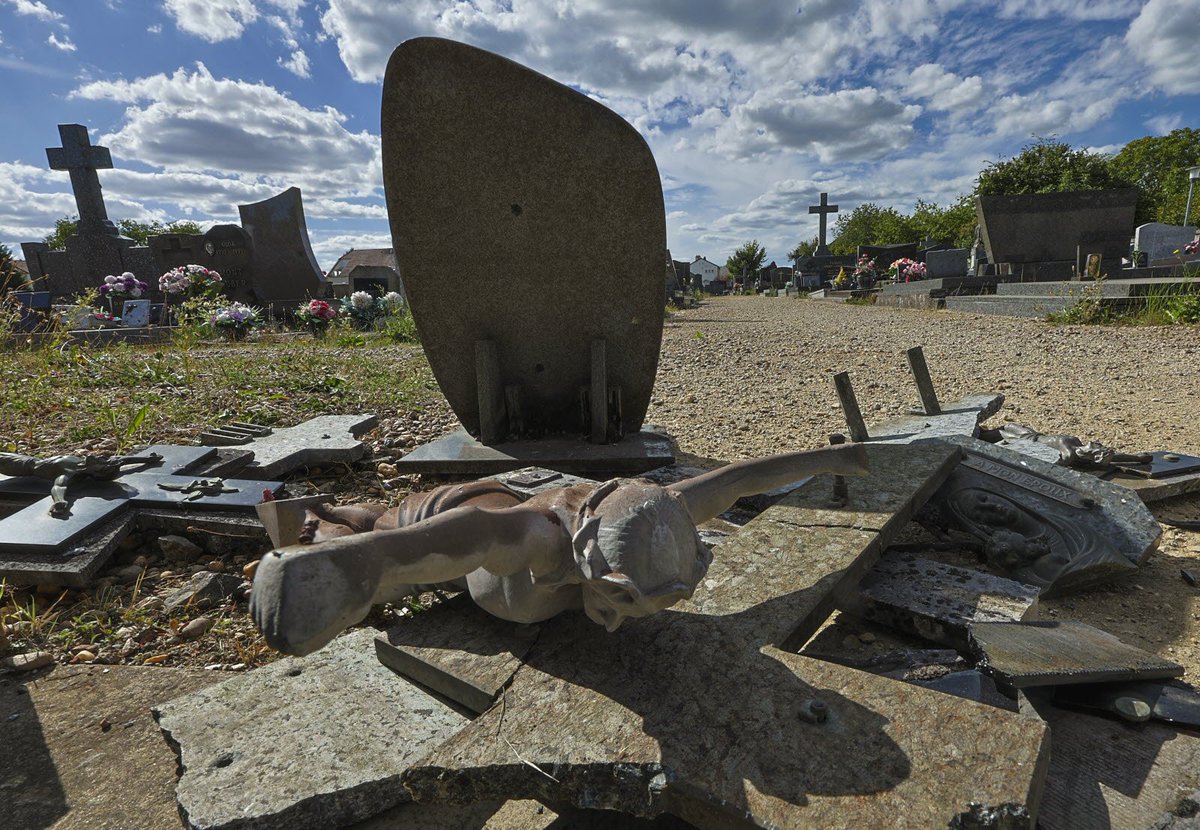 lechochretien's tweet photo. 🔴🇫🇷 𝗔𝗟𝗘𝗥𝗧𝗘 — Sur les 1 472 emplacements que compte le cimetière de Maizières-lès-Metz, 96 croix et statues de sépultures ont été VANDALISÉES dans la nuit de lundi à mardi.

Le maire, Julien Freyburger, a dénoncé un acte orienté CONTRE la religion catholique. (France Info) https://t.co/wpLBjp7CyO