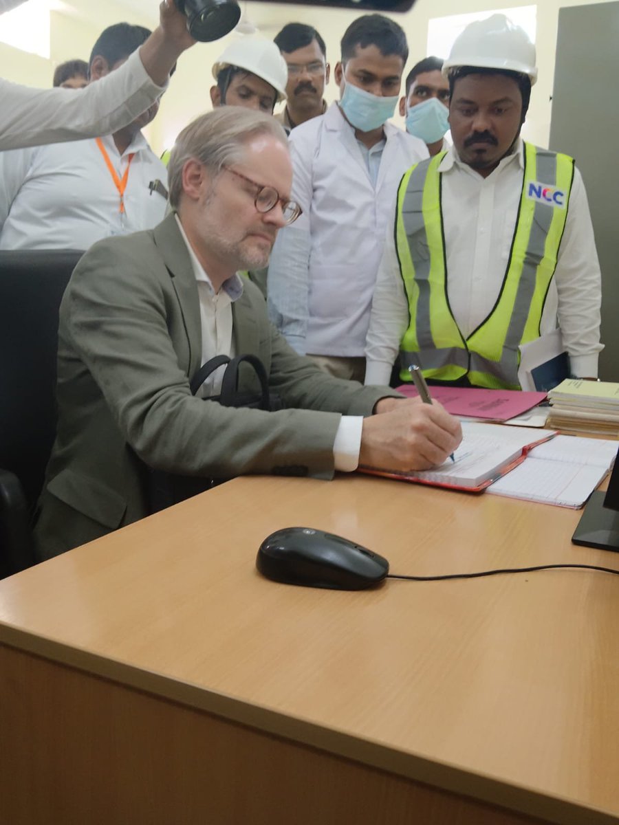 DM_MIRZAPUR's tweet photo. श्रीरासमुस अबिल्डगार्ड क्रिस्टेंसन डेनमार्क के राजदूत ने जनपद भ्रमण के तहत तहसील लालगंज के नरैना कला में निर्मित वाटर ट्रीटमेंट प्लांट का किया निरीक्षण, ग्रामीणों के घरों तक पेयजल आपूर्ति व्यवस्था का भी लिया जायजा। D.M.पवन कुमार गंगवार ने किया स्वागत व अभिनन्दन। (1)
@CMOfficeUP https://t.co/HsqH6MS7G7