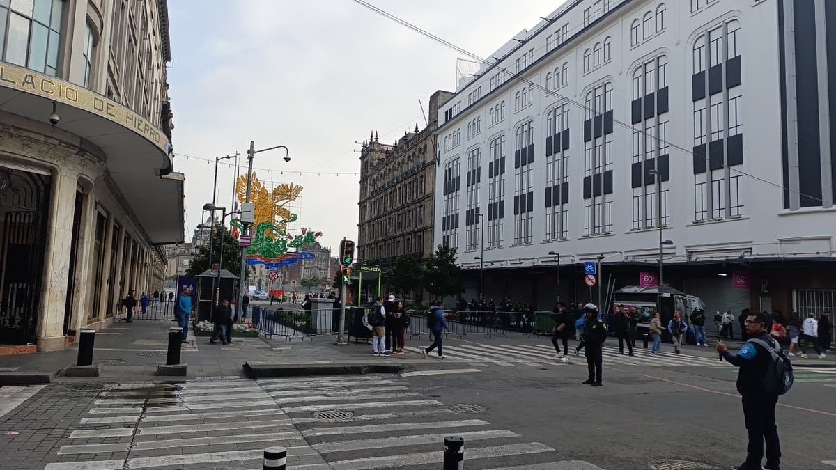 MonitoresMultim's tweet photo. 🚨 BLINDAN EL ZÓCALO: CIERRAN ACCESOS A LA PLANCHA CAPITALINA ESTE 15 DE SEPTIEMBRE
Comienzan a reforzarse los dispositivos de seguridad y las restricciones de acceso en calles del Centro Histórico de la #CDMX previo a las actividades conmemorativas por el Grito de Independencia.
#15settembre2026 
La calle 16 de Septiembre permanece sin acceso peatonal y vehicular, mientras que avenida 20 de Noviembre también se encuentra cerrada, con presencia de autoridades de seguridad en la zona.
📍 Centro Histórico, CDMX | 15 de septiembre