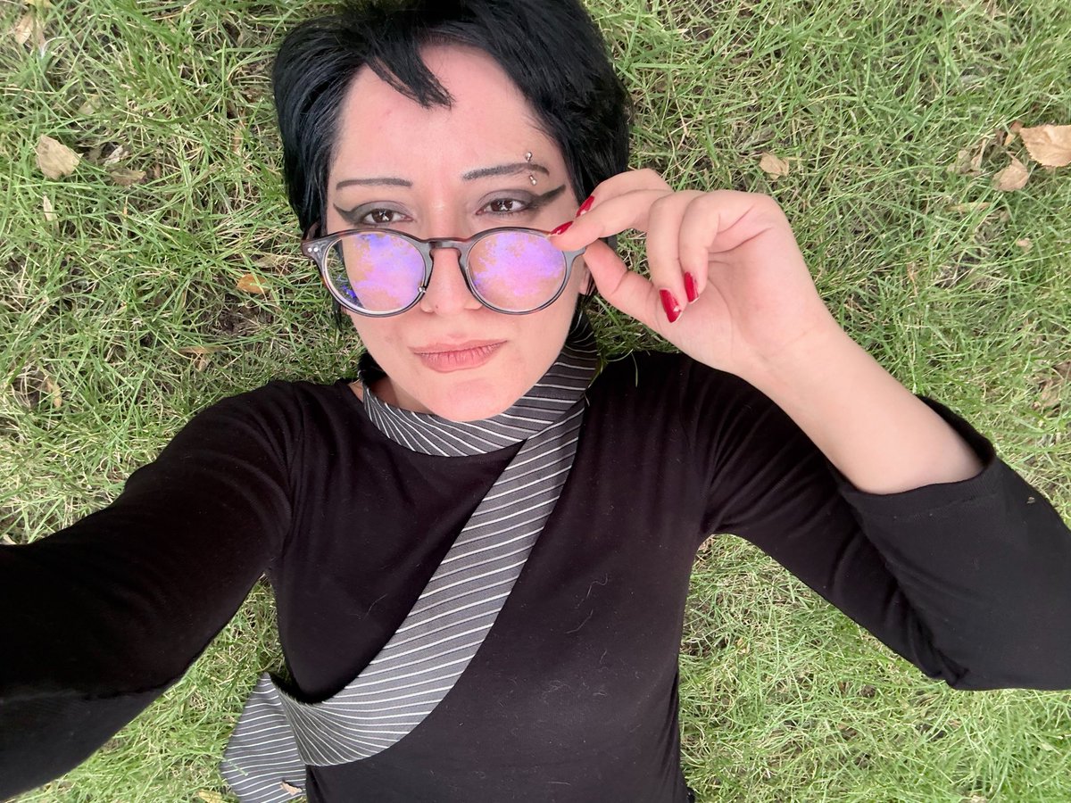 valentinabd9x's tweet photo. hacettepe’ye sigara içme yasağı gelmiş artık sadece çimlerde uzanabilirsiniz ve belki bize saç tırnak kontrolü yaparlar https://t.co/jJhF3sHYGb