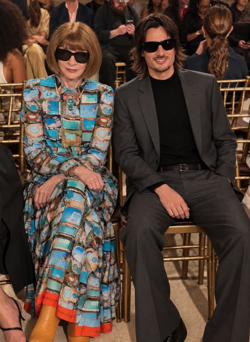 dannyoceanupdat's tweet photo. Danny Ocean fue visto en New York Fashion Week con Anna Wintour, luego de su portada en Dogue by Vogue… https://t.co/Kr8aLLZdu6