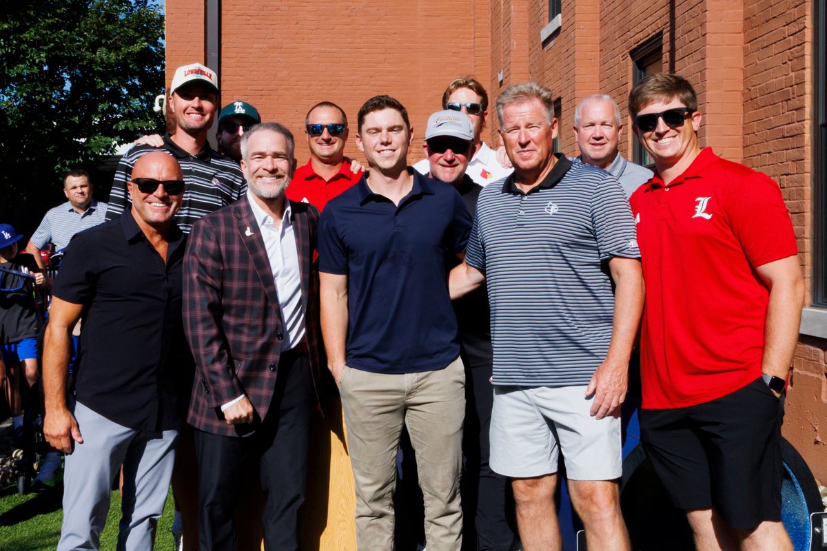 LouisvilleBSB's tweet photo. A legacy that will live forever in The Ville.

Welcome to @will_smith30's Louisville.

#GoCards https://t.co/WkkWVD64Sc