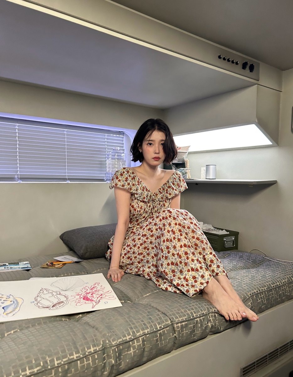 moohe_iu's tweet photo. is she a goddess or what https://t.co/rRgedALPqb