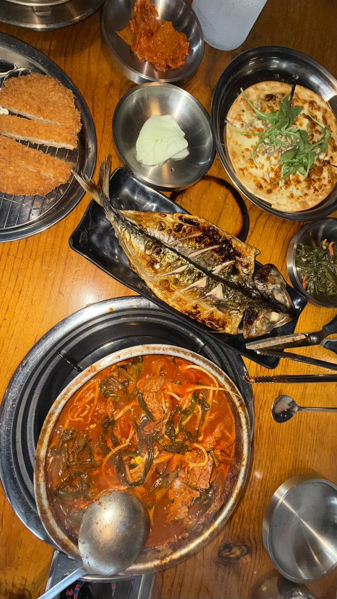 Jj_GrN's tweet photo. 파김치 양푼갈비 와 한국인의 맛.
배불렀는데 이게 또 들어가더라 밑반찬으로 나오는 피자에 양푼갈비 속 파김치를 올려서 먹으면 맛있어요 믿어봐 ~ https://t.co/mBUEVilFuH