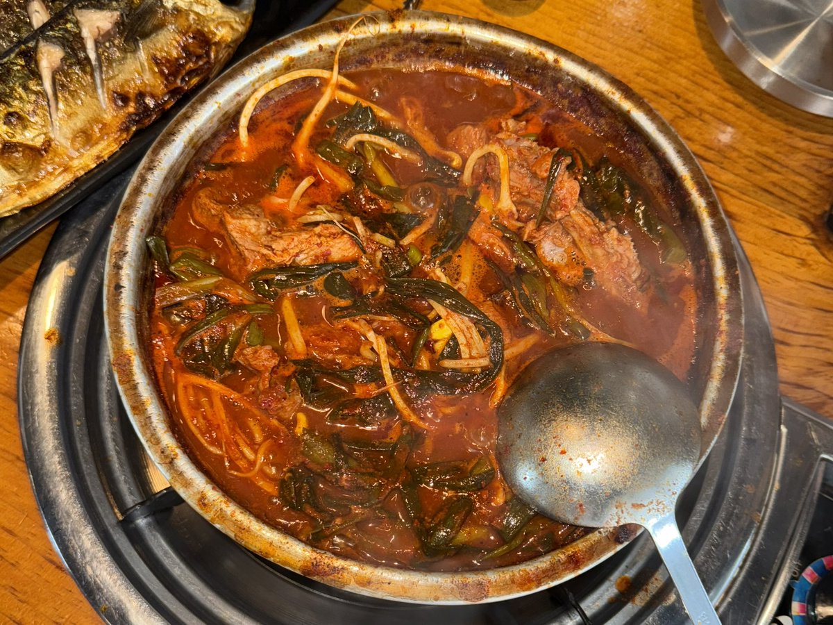 Jj_GrN's tweet photo. 파김치 양푼갈비 와 한국인의 맛.
배불렀는데 이게 또 들어가더라 밑반찬으로 나오는 피자에 양푼갈비 속 파김치를 올려서 먹으면 맛있어요 믿어봐 ~ https://t.co/mBUEVilFuH