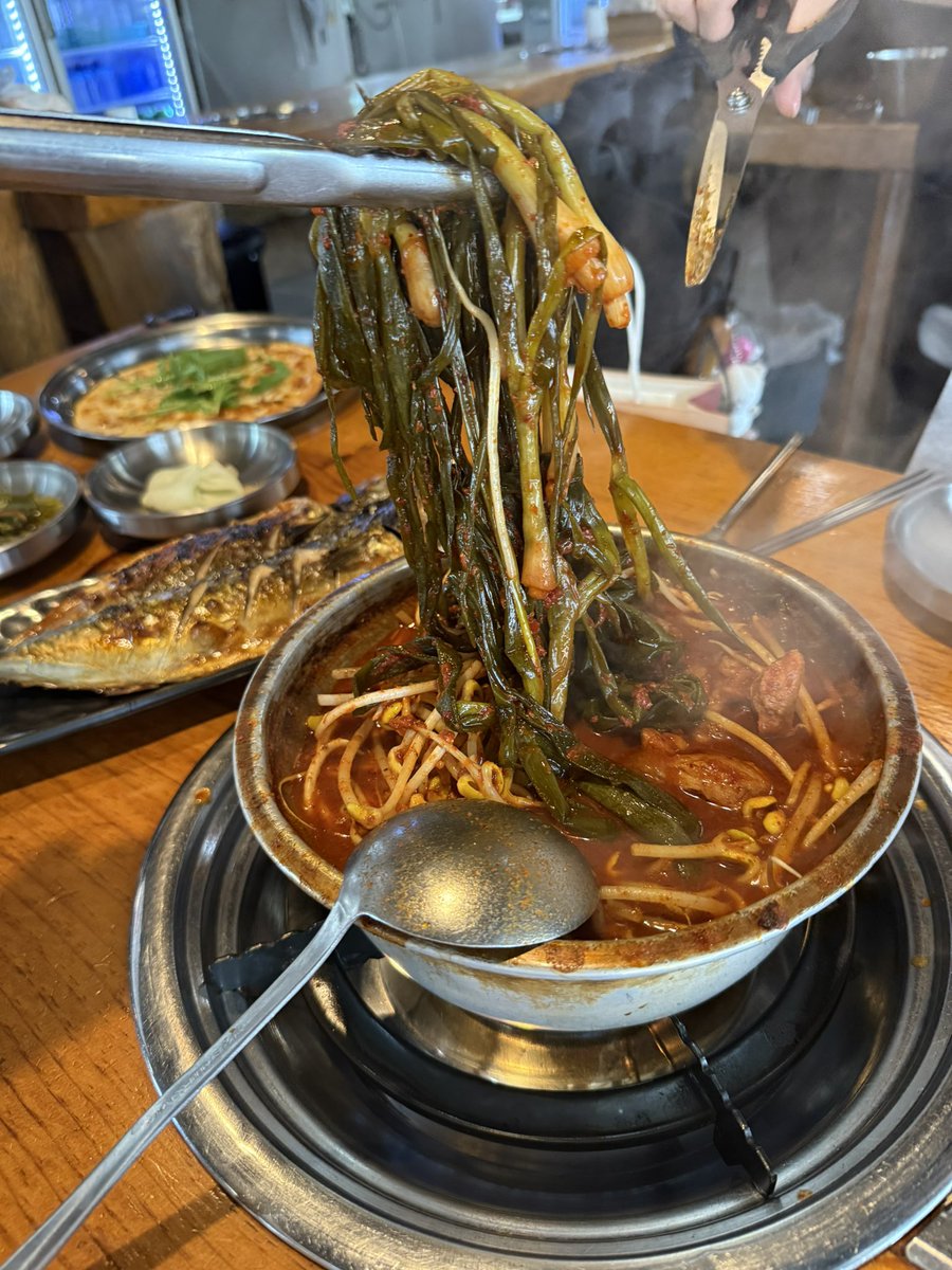 Jj_GrN's tweet photo. 파김치 양푼갈비 와 한국인의 맛.
배불렀는데 이게 또 들어가더라 밑반찬으로 나오는 피자에 양푼갈비 속 파김치를 올려서 먹으면 맛있어요 믿어봐 ~ https://t.co/mBUEVilFuH