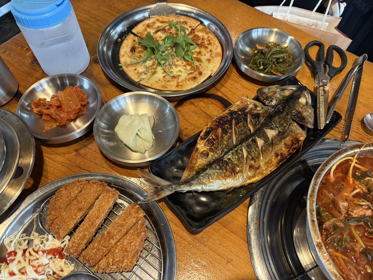 Jj_GrN's tweet photo. 파김치 양푼갈비 와 한국인의 맛.
배불렀는데 이게 또 들어가더라 밑반찬으로 나오는 피자에 양푼갈비 속 파김치를 올려서 먹으면 맛있어요 믿어봐 ~ https://t.co/mBUEVilFuH