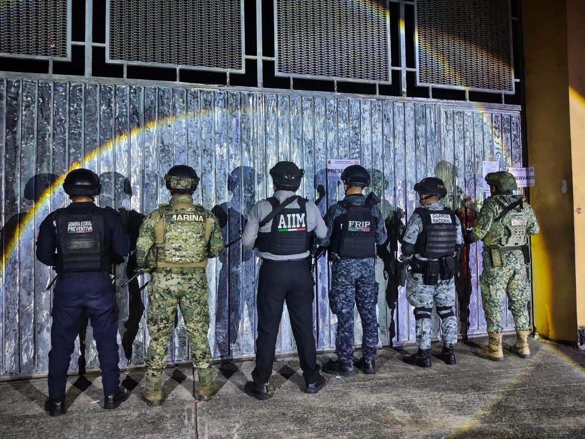 EJTO_FAM_GN's tweet photo. CAE "SÚPER ARSENAL" EN TAPACHULA: ARMAMENTO, DROGA Y HASTA FIERROS DE GANADO 

 15 de septiembre, 2026 — Tapachula, Chiapas
​Un operativo interinstitucional desplegado en Tapachula desarticuló una presunta casa de seguridad tras cumplimentar una orden de cateo. El saldo dejó un detenido, un auténtico arsenal y una extraña combinación de objetos que van desde camionetas blindadas hasta insumos ganaderos.
