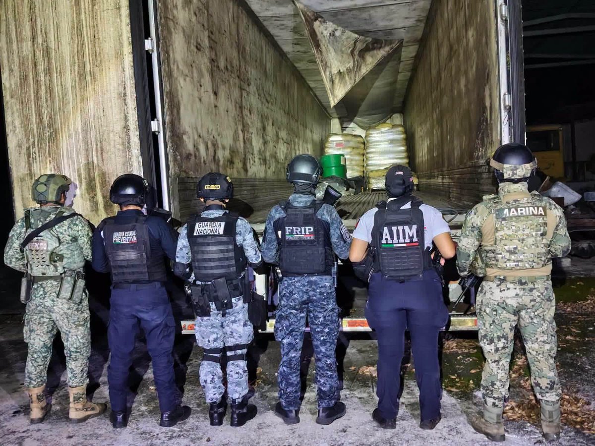 EJTO_FAM_GN's tweet photo. CAE "SÚPER ARSENAL" EN TAPACHULA: ARMAMENTO, DROGA Y HASTA FIERROS DE GANADO 

 15 de septiembre, 2026 — Tapachula, Chiapas
​Un operativo interinstitucional desplegado en Tapachula desarticuló una presunta casa de seguridad tras cumplimentar una orden de cateo. El saldo dejó un detenido, un auténtico arsenal y una extraña combinación de objetos que van desde camionetas blindadas hasta insumos ganaderos.