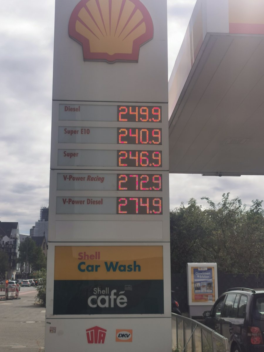 fist_evil's tweet photo. Die aktuellen Spritpreise zeigen nicht nur ein wirtschaftliches Problem, sondern auch die Arroganz mancher Leute: ‚Wer sich keinen Sprit leisten kann, soll E-Auto fahren.‘

Solche Aussagen sind weltfremd und frech. Für Millionen Pendler und Familien ist der alte Verbrenner keine Stilentscheidung, sondern die einzige bezahlbare Option. Hört auf, Lebensrealitäten zu ignorieren