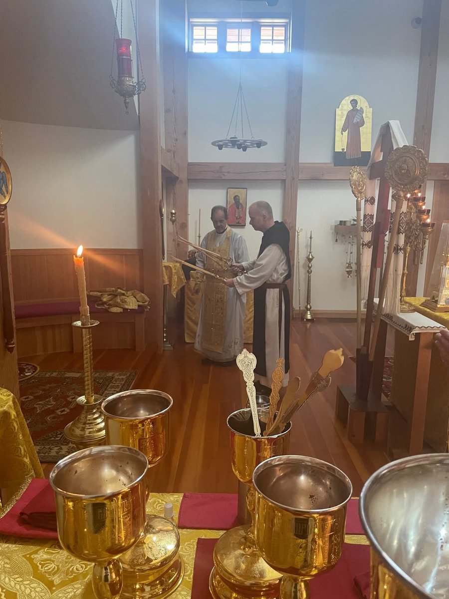 TauPower's tweet photo. Spotted on FB:

Bp. Bohdan (UGCC Eparchy of St. Josaphat [Parma, OH]) teaching Bp. Erik Varden (RC Diocese of Trondheim, Norway) how to use the trikirion and dikirion https://t.co/s8mRugl8iR