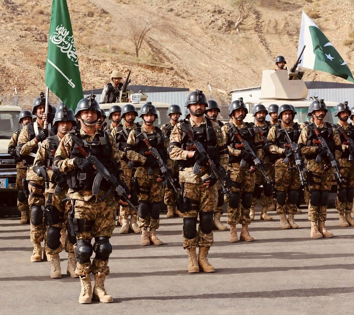 Alfikrahpk's tweet photo. أي شرف أعظم من نيل فرصة الدفاع عن الحرمين الشريفين

🇸🇦⚔️🇵🇰

#مكة_المكرمة #المدينة_المنورة #السعودية https://t.co/hE4O42JQys