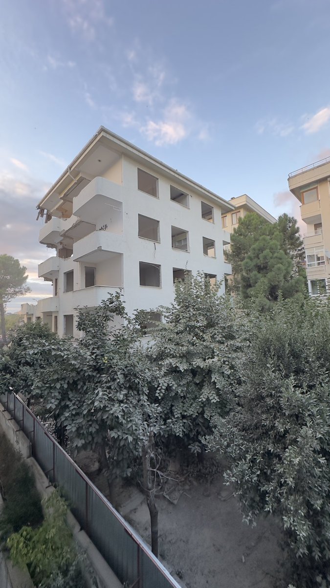 EflatunSapka's tweet photo. Size anlık bir fotoğraf atayım; suyun üst katlara ulaşamadığı çevredeki insanların ciğerlerinin tehdit edildiği klasik bir yıkım hikayesi… #üsküdarbelediyesi #kentseldönüşüm #çevreveşehircilik #istanbul #deprem https://t.co/CHt6r5QJJs