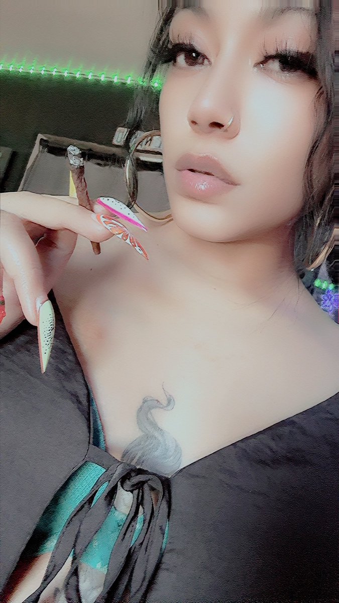 YourSexiiMorena's tweet photo. #puffpuffpass https://t.co/xqLhoRLZzx