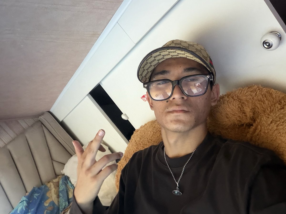 mechantlion's tweet photo. la casquette du daron qui regale https://t.co/1fPgKSL7i4