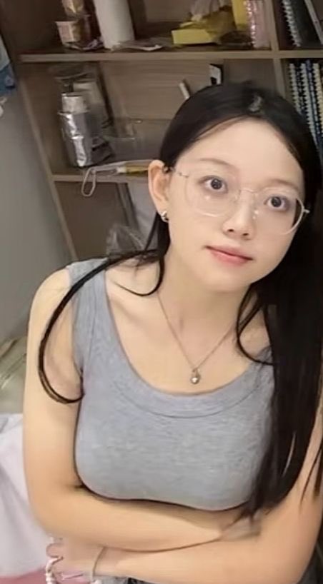 Dnvhudd's tweet photo. 不穿束胸内衣后，班级里又多了个外号
大奶妓女或者冯奶牛 https://t.co/tx4B3oAcvC