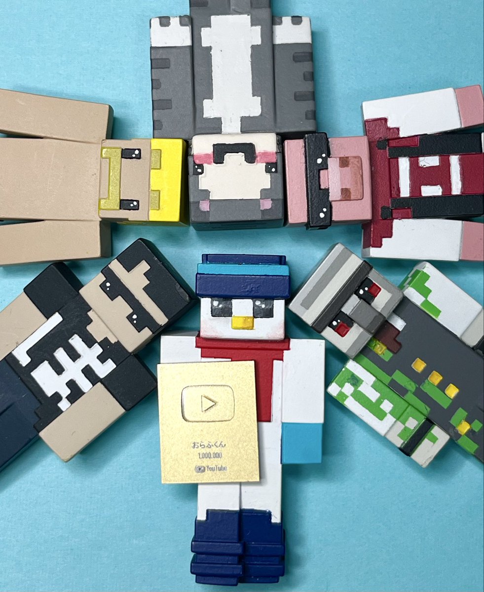 AModeler251's tweet photo. おらふくん⛄️
YouTube登録者100万人！！🥳
おめでとう㊗️
一足先に、ミニチュア金の盾を作ったよʕु•̫͡•ʔु ✧
下手な編集ですまんが動画も観てね〜✨
#見るかもわからん 
#YouTube
#ミニチュアマインクラフター https://t.co/yE3YhywWmx