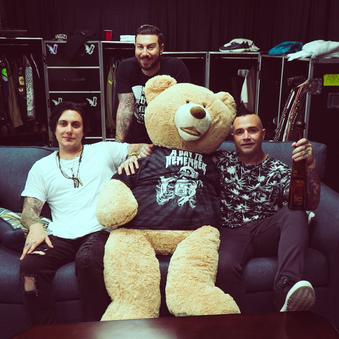 STCONightmares's tweet photo. Syn, Zack and Johnny with some gifts from A Day to Remember backstage at the Ford Idaho Center in Nampa, Idaho on The Stage World Tour - 12th August 2017

📷: Rafa Alcantara https://t.co/nHmiRjpun9