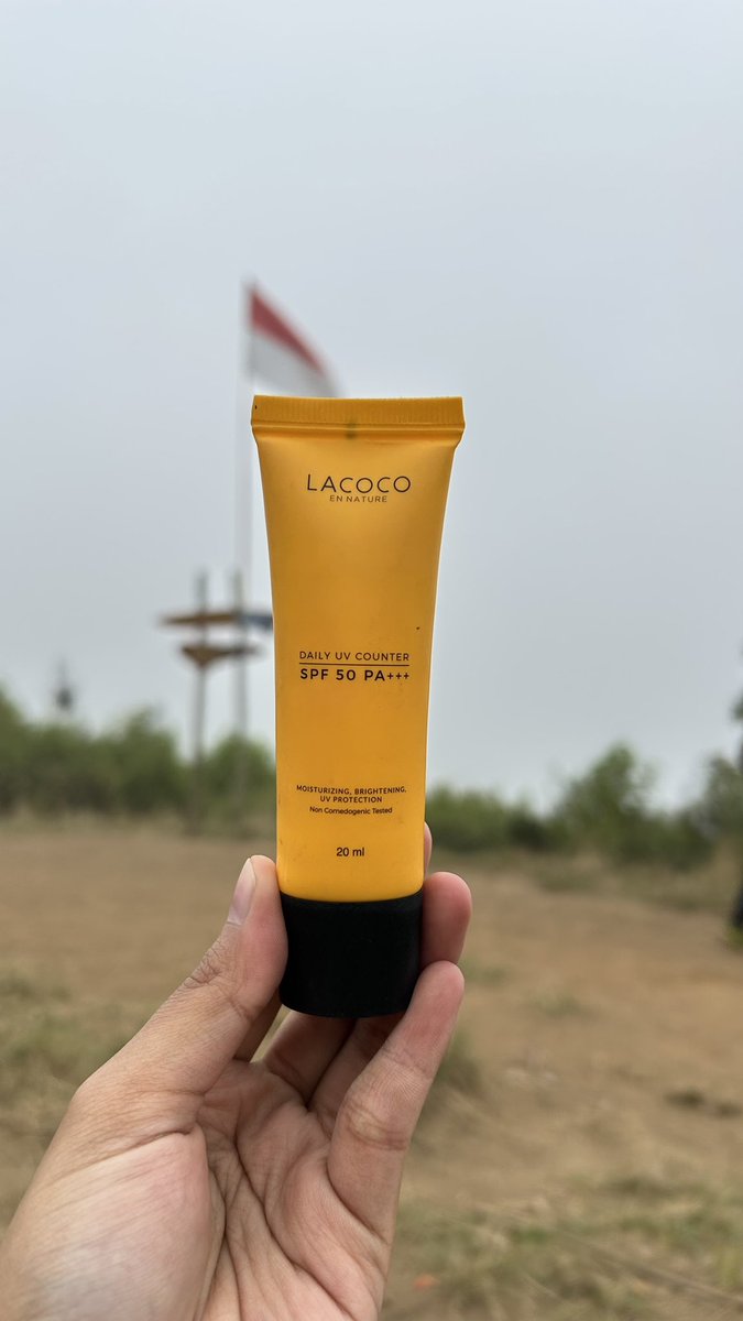 farisabila_'s tweet photo. Buat yang hobinya hiking, jangan lupa pakai dan bawa sunscreen 🥰

Aku pakai suncreennya Lacoco Daily UV Counter SPF 50 PA+++. Ringan puol, no white cast, recommended!￼ https://t.co/aYomgyrujR