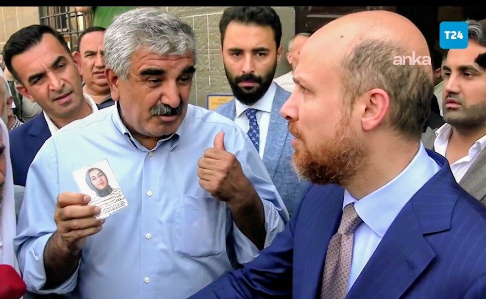 ahmetkabais's tweet photo. Basına ve kamuoyuna,

Öncelikle dünden bu yana sosyal medyada, basında ve farklı mecralarda Rojîn yeğenimizin, Rojîn kızımızın gündeme getirilmesine, konuşulmasına ve sesinin duyurulmasına katkı sunan herkese teşekkür ediyoruz.

Dün Diyarbakır’daydık. Sayın Bilal Erdoğan’ın Diyarbakır’da, Ulu Cami civarında olduğunu gördüm. Yanına giderek selam verdim ve kendimi Rojîn Kabaşî’nin amcası olarak tanıttım. Rojîn kızımızın adalet süreci hakkında kendisine kısa bir bilgilendirme yaptım. Kendisi beni dinledi. Kendisine teşekkür ediyorum. Rojîn’in başına gelenlerin aydınlatılması gerektiğini ve adalet talebimizi kendisine anlattım.

Kendisine, abim Nizamettin’in de burada olduğunu ve isterse kendisiyle görüştürmek istediğimi söyledim. O da memnuniyetle görüşebileceğini ifade etti.

Daha sonra abim Nizamettin geldi. Ancak caminin önünde çok büyük bir yoğunluk vardı. Sayın Bilal Erdoğan’la görüşmek, sorunlarını ve taleplerini anlatmak isteyen çok sayıda insan vardı. Biz de kimsenin önüne geçmemek adına biraz geride bekledik.

Öncesinde benimle konuştuğu için beni Rojîn’in babası zannetmiş. Ben de kendisine, “Rojîn’in babası abim burada” diyerek abimi tanıştırdım. Kendisi de abimle görüştü ve onu dinledi.

Nizamettin abim de kendisine açık bir şekilde şunu söyledi:

“Gülistan Doku’nun başına ne geldiyse, benim kızımın da başına aynı şey geldi.”

Biz de Rojîn’in başına ne geldiğinin tüm yönleriyle aydınlatılmasını istiyoruz. Rojîn’in başına gelenleri bilmek, gerçeğin ortaya çıkmasını istiyoruz.

Biz her yerde aynı şeyi söyledik, söylemeye de devam edeceğiz:

“Rojîn intihar etmedi. Rojîn katledildi.”

Sayın Bilal Erdoğan’a da bunu açıkça ifade ettik. Herkese aynı şeyi söylemeye devam edeceğiz. Çünkü bizim kızımızın başına ne geldiğini bilmek ve gerçeğin ortaya çıkmasını istiyoruz.

Aynı görüşlerimizi daha önce Sayın Adalet Bakanı’na, Sayın Aile ve Sosyal Hizmetler Bakanı’na, siyasi partilerin genel başkanlarına, grup başkan vekillerine ve farklı siyasi görüşlere sahip tüm siyasi partilere de ilettik. Rojîn için adalet talebimizi her platformda dile getirmeye devam ediyoruz.

Görüşme sırasında bize, “Ateş düştüğü yeri yakar.” dedi. Evet, gerçekten ateş düştüğü yeri yakıyor. Biz bu acıyı yıllardır yüreğimizde taşıyoruz. Ancak bu süreçte yanımızda olan, Rojîn’in sesini duyuran çok güzel insanlar oldu.

Sayın Bilal Erdoğan’a da şahsım ve ailem adına teşekkür ediyorum. Öncesinde beni dinledi, ardından abimi dinledi. Bizi dinledi, bilgilerimizi aldı ve konuyla ilgili danışmanlarına yönlendirdi.

Bizi dinlemesini ve Rojîn’in adalet talebini dikkate almasını önemsiyoruz. Umarım bundan sonraki süreçte gerçekler ortaya çıkar ve adalet yerini bulur.

Rojîn için adalet talebimizden vazgeçmeyeceğiz.

Bu süreçte yanımızda olan sivil toplum kuruluşlarına, Adalet bakanı sayın Akın gürlek ve Aile ve sosyal politikalar bakanı ,sayın Mahinur Özdemir güktaş siyasi partilere ve siyasi temsilcilere, genel başkanlara, grup başkan vekillerine, avukatlara, barolara, bütün hukukçulara, gazetecilere, basın emekçilerine ve Rojîn’in sesini duyuran, bizim sesimiz olan herkese teşekkürlerimizi sunuyoruz. 

Saygılarımla,
Ahmet Kabaiş 
Rojîn Kabaiş'in amcası