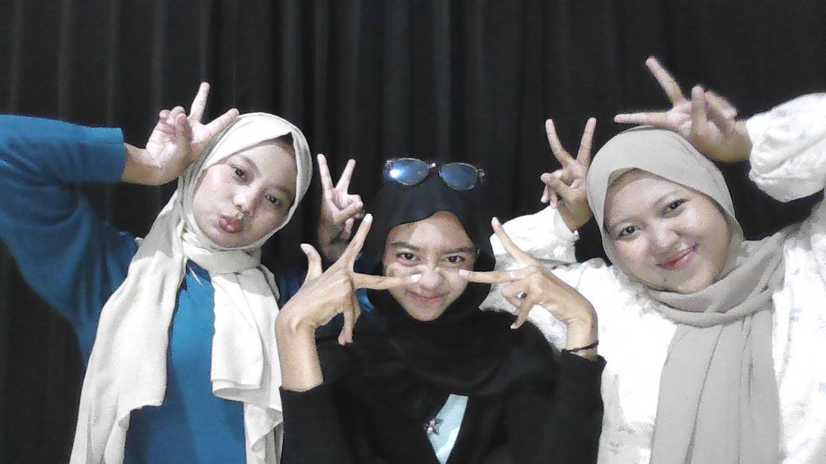 nanacaraka's tweet photo. foto pake kamera laptop lucu jugaa ih https://t.co/DNi79E9iul
