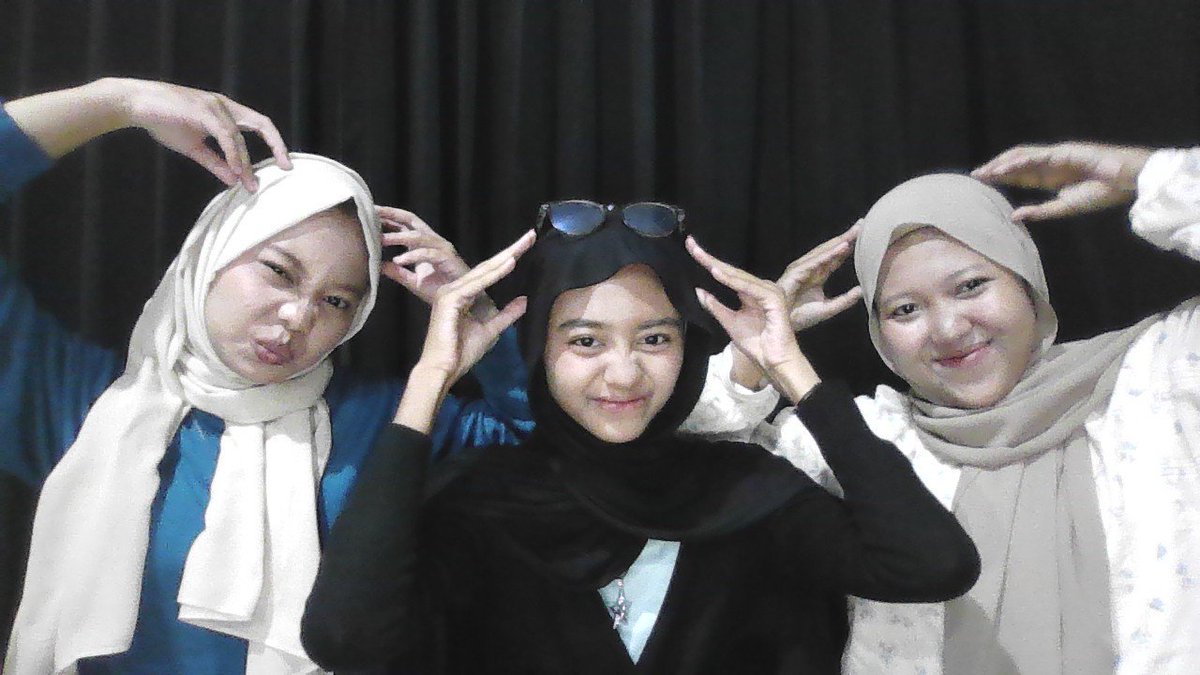 nanacaraka's tweet photo. foto pake kamera laptop lucu jugaa ih https://t.co/DNi79E9iul