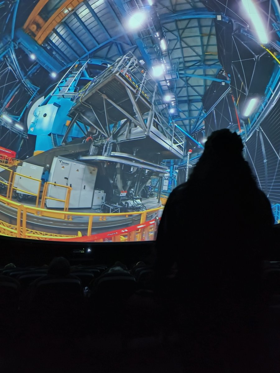 AURAinChile's tweet photo. ✨La Dra. Fernanda Urrutia, astrofísica y Coordinadora de Educación del @VRubinObs NSF-DOE, dio una charla en el Planetario Huechuraba. Presentó cómo funciona y observa el telescopio astronómico con la cámara digital más grande del mundo y que está en Chile.🔭 https://t.co/jozO0gmaAj