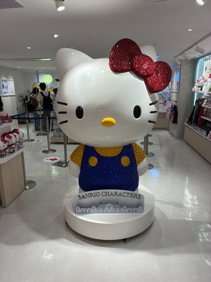 humble7474's tweet photo. ヘッダー画像は新宿の店舗にいたキティちゃんですが、ツギハギみたいになっているので何とも言えないんですが、東京駅の店舗にツヤツヤバージョンがあるんですね。
キャラクターショップには滅多に行かないので気付きませんでした。

#Sanrio 東京キャラクターストリート店 https://t.co/0iGHYZFACR