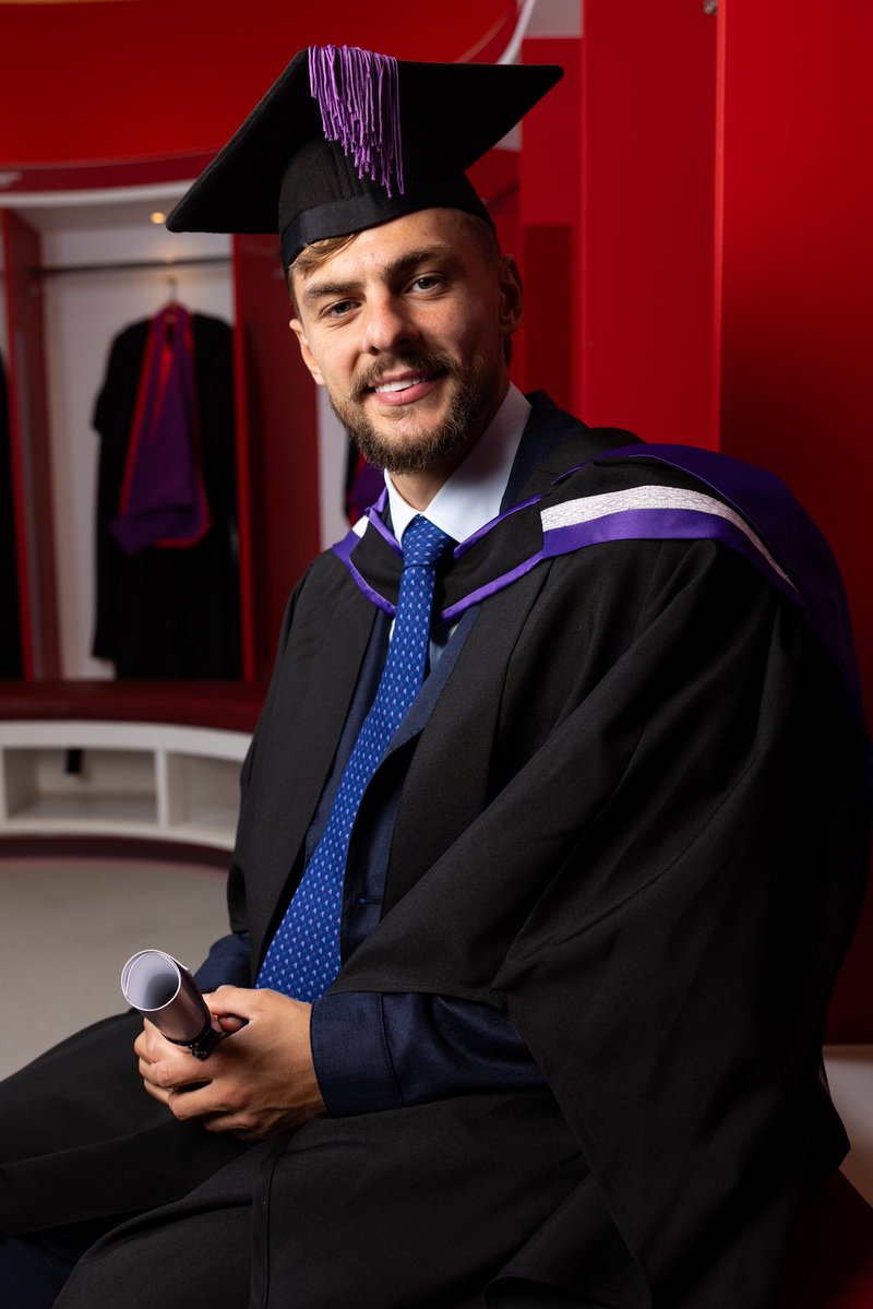 PFA's tweet photo. Everton midfielder Kiernan Dewsbury-Hall graduated from the PFA Business School yesterday. 🎓

Congratulations on achieving your Diploma in Global Football Sport Directorship, Kiernan 🤝 https://t.co/kIxDNncm6g