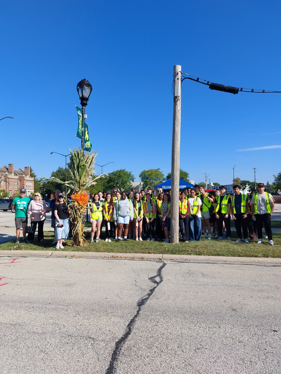 PalatineIL's tweet photo. On 9/12, the Beautification Commission held its annual Fall Decorating Event. 38 volunteers from Palatine &amp; Fremd installed cornstalks on poles in downtown Palatine to set the festive mood for fall. Thank you volunteers, Commissioners, &amp; PW Forestry Division for your hard work! https://t.co/4Fjxgd6WYB