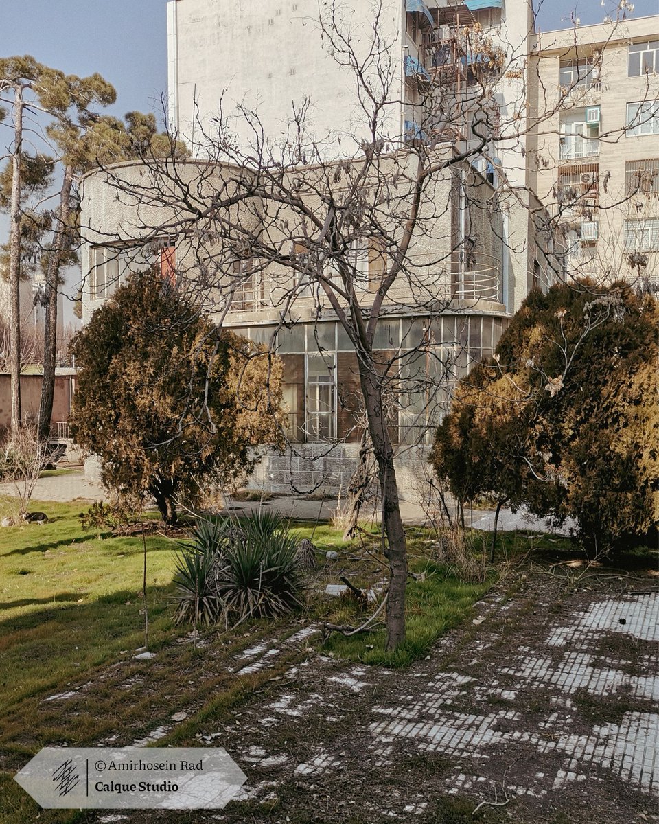 CalqueStudio's tweet photo. خانه هشتاد ساله خیابان ارفع تخریب می‌شود!
خانه‌ای از نسل نخست معماری مدرن تهران در نبش خیابان‌های ارفع و رازی، در قلب پهنه فرهنگی تهران، به‌زودی تخریب خواهد شد.
با تخریب این خانه، نه فقط یک بنا، بلکه بخشی از لایه‌های تاریخی و معماری محله از بین خواهد رفت. https://t.co/AK86fAKJAZ