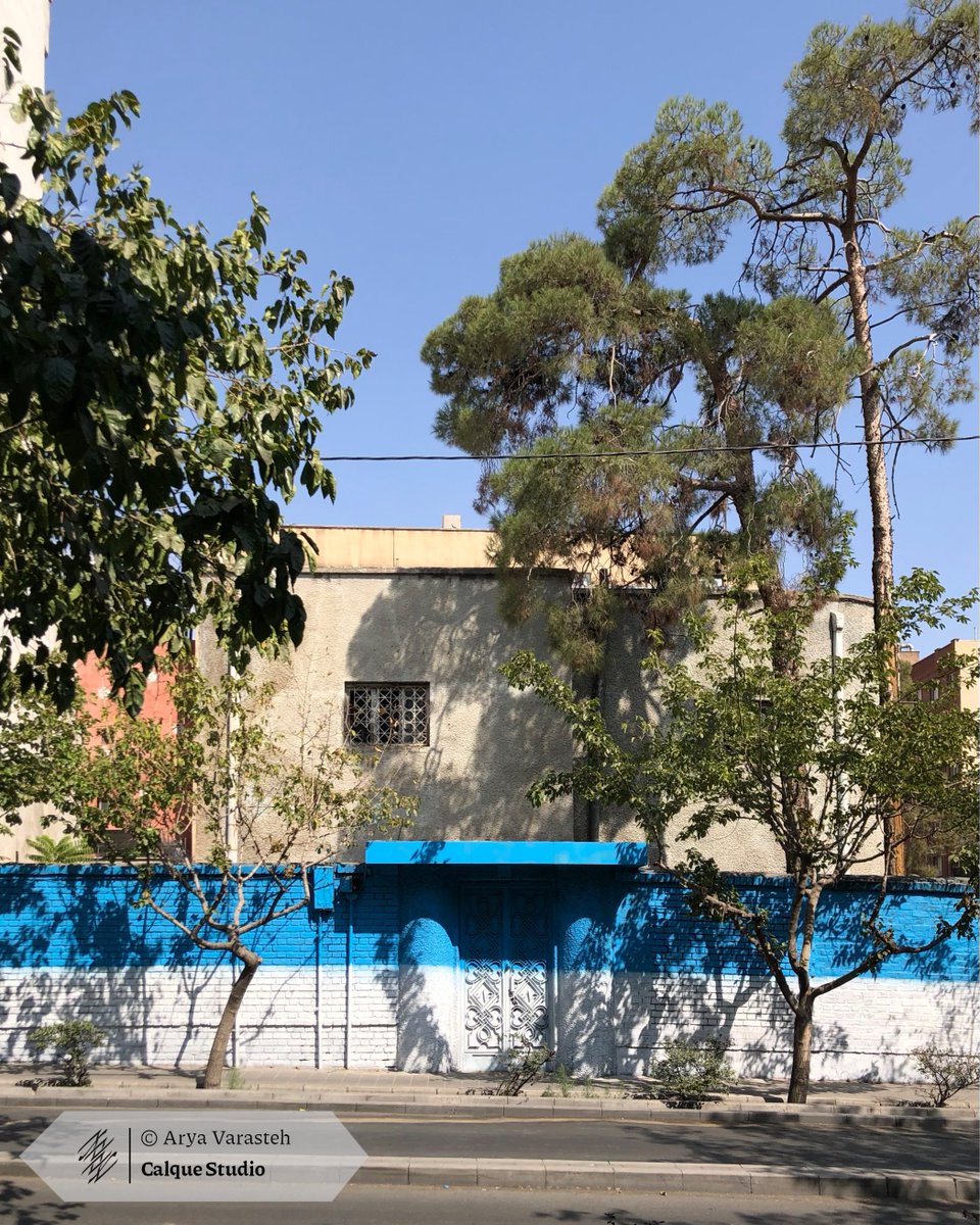 CalqueStudio's tweet photo. خانه هشتاد ساله خیابان ارفع تخریب می‌شود!
خانه‌ای از نسل نخست معماری مدرن تهران در نبش خیابان‌های ارفع و رازی، در قلب پهنه فرهنگی تهران، به‌زودی تخریب خواهد شد.
با تخریب این خانه، نه فقط یک بنا، بلکه بخشی از لایه‌های تاریخی و معماری محله از بین خواهد رفت. https://t.co/AK86fAKJAZ