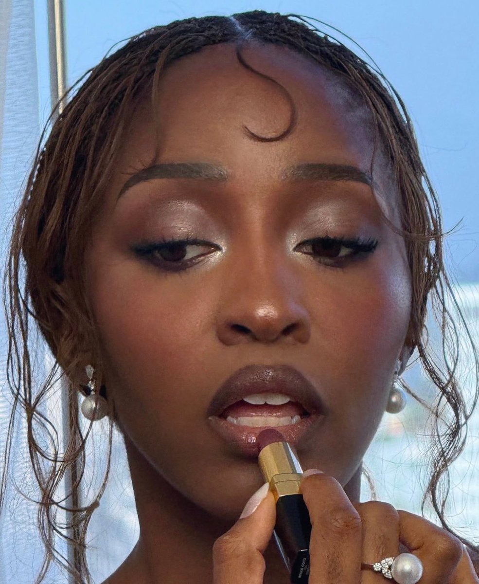 carmygf's tweet photo. Princess of perfect makeup https://t.co/009mwx3Fjh
