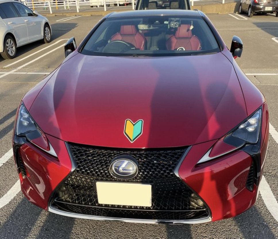 papayan123_car's tweet photo. 免許センターでマグネットのくれたけど、給油口の蓋以外アルミとカーボンで貼れるとこないから、ダイソーでシールのやつ買ってきたよね。
マグネットしか売ってない店舗あるから何店か回ったわ。

次は下の子が免許取る6年後か。 https://t.co/z736Pqrx61
