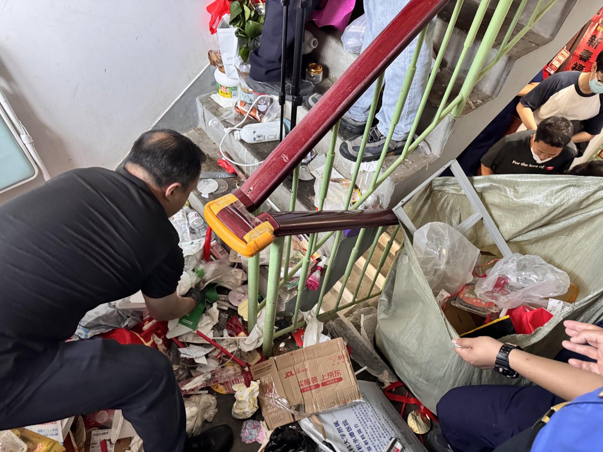 aileh329464's tweet photo. A stranger helped me carry my heavy grocery bags up three flights of stairs today. Small kindnesses make the whole world warmer. https://t.co/gGMZErTLjX