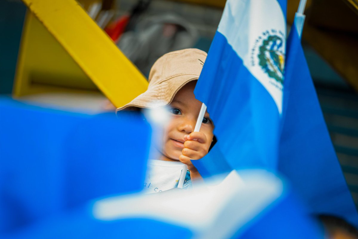 PNCSV's tweet photo. 🇸🇻👮🏻‍♂️👮🏻‍♀️ Nos honra que este uniforme sea ejemplo de lealtad y compromiso a la patria.

Junto a las nuevas generaciones conmemoramos estos 205 años de Independencia Patria. https://t.co/7HMoQYq9Gy