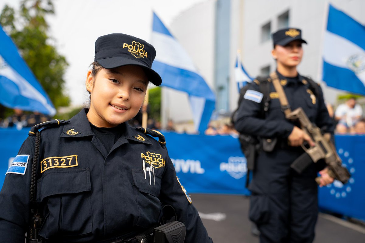 PNCSV's tweet photo. 🇸🇻👮🏻‍♂️👮🏻‍♀️ Nos honra que este uniforme sea ejemplo de lealtad y compromiso a la patria.

Junto a las nuevas generaciones conmemoramos estos 205 años de Independencia Patria. https://t.co/7HMoQYq9Gy