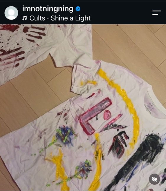 anovacow's tweet photo. i’m crying they’re calling this shirt blood… sis that’s her and ningning shirt painting home date 😭 https://t.co/pZfYv8tL81