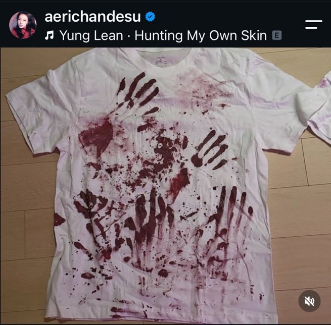 anovacow's tweet photo. i’m crying they’re calling this shirt blood… sis that’s her and ningning shirt painting home date 😭 https://t.co/pZfYv8tL81